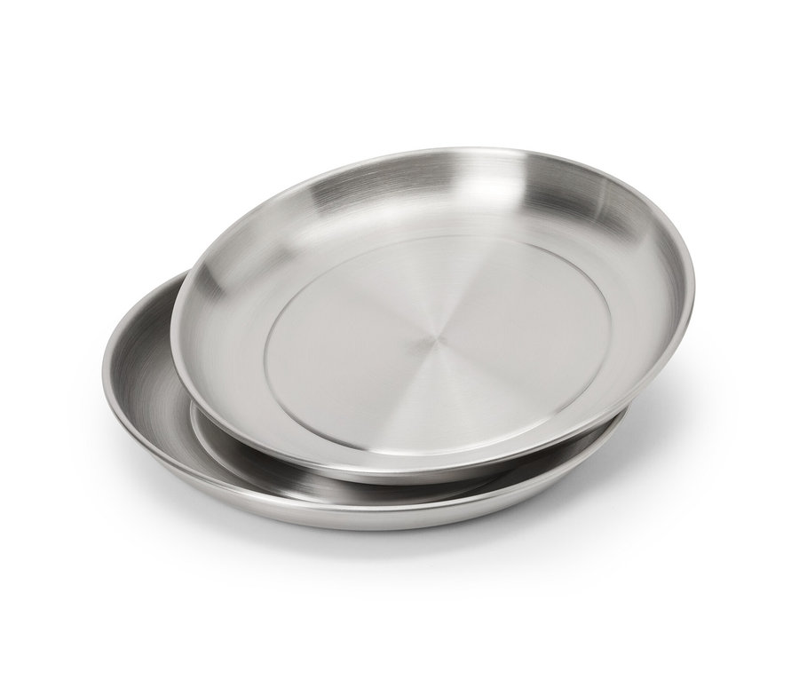 İki adet kamp tabağı üst üste duruyor.