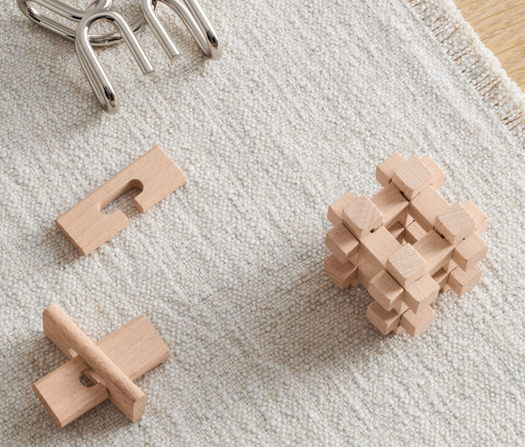 Bej halıda duran 3 Adet Beceri Oyunu.