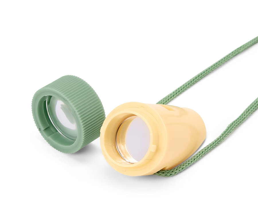 Yeşil ve sarı kompakt outdoor aleti beyaz bir arka planda yan yana açık duruyor.
