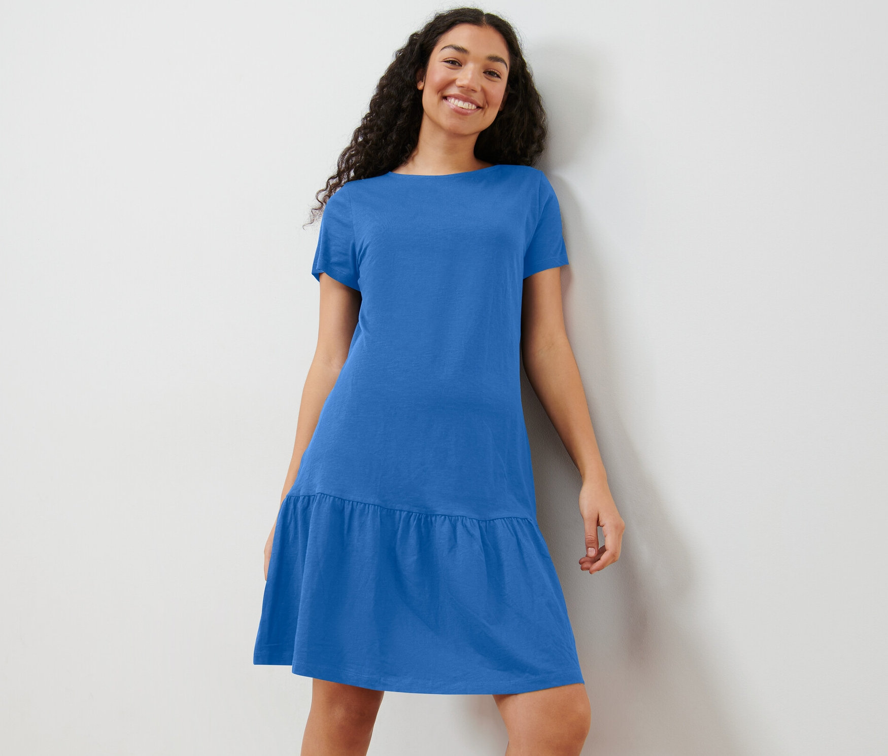 Kadın, Kobalt Mavisi Organik Pamuklu Volanlı Jersey Elbise ile poz veriyor.