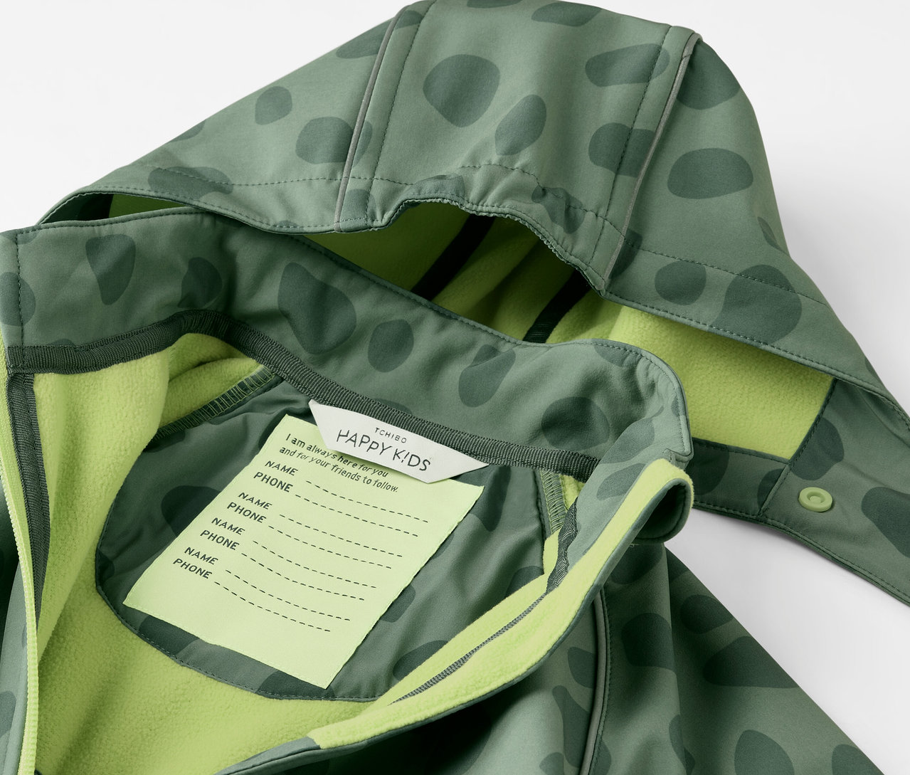 Kapüşonlu ve isim etiketli çocuk softshell tulumunun detay görünümü.