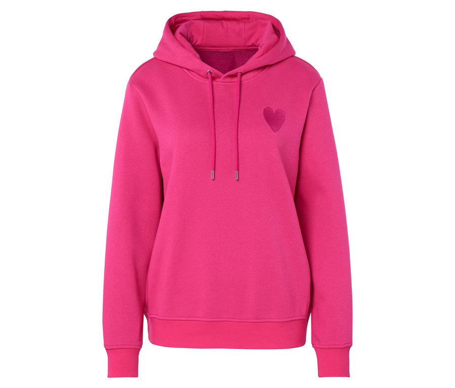 Göğsünde kalp olan pembe kapüşonlu sweatshirt.