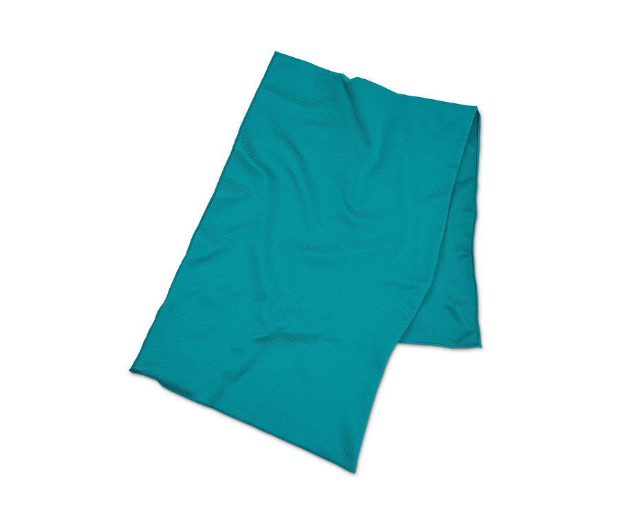 Turkuaz renkli serinletici spor havlusu beyaz bir zeminde duruyor.