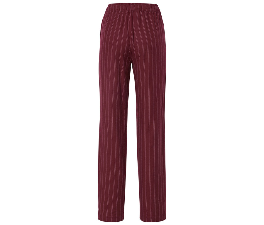 Beyaz çizgili bordo pantolon.