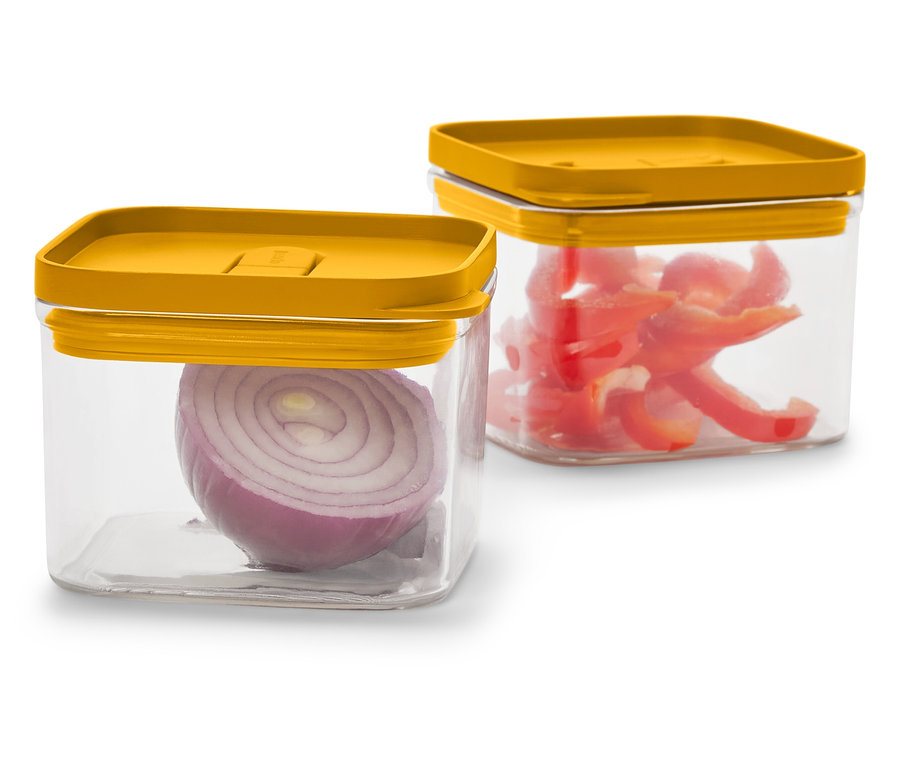 Hardal sarısı kapaklı iki adet şeffaf, kare kutu. Birinde yarım kırmızı soğan, diğerinde doğranmış kırmızı biber var.