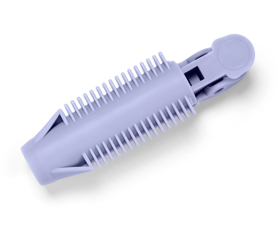 Beyaz bir arka plan üzerinde mor bir plastik alet.