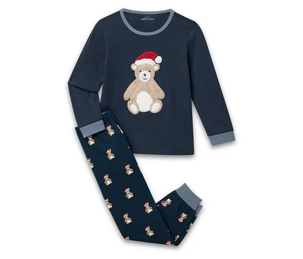 Üstünde şapkalı ayı olan ve pantolonunda şapkalı ayı deseni bulunan lacivert pijama takımı.