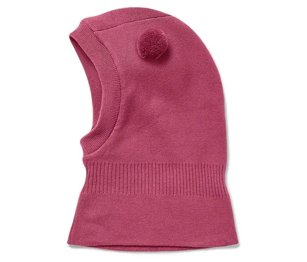 Yan tarafında ponpon bulunan pembe örgü balaklava.
