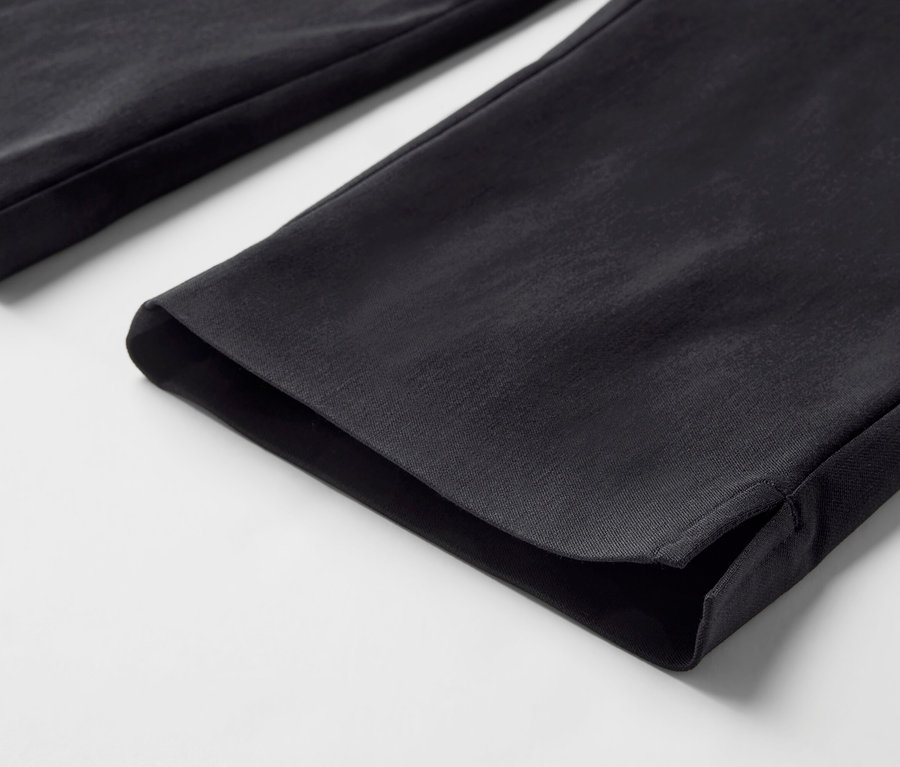 Siyah, 3/4 streç pantolonun yakın çekim görüntüsü..