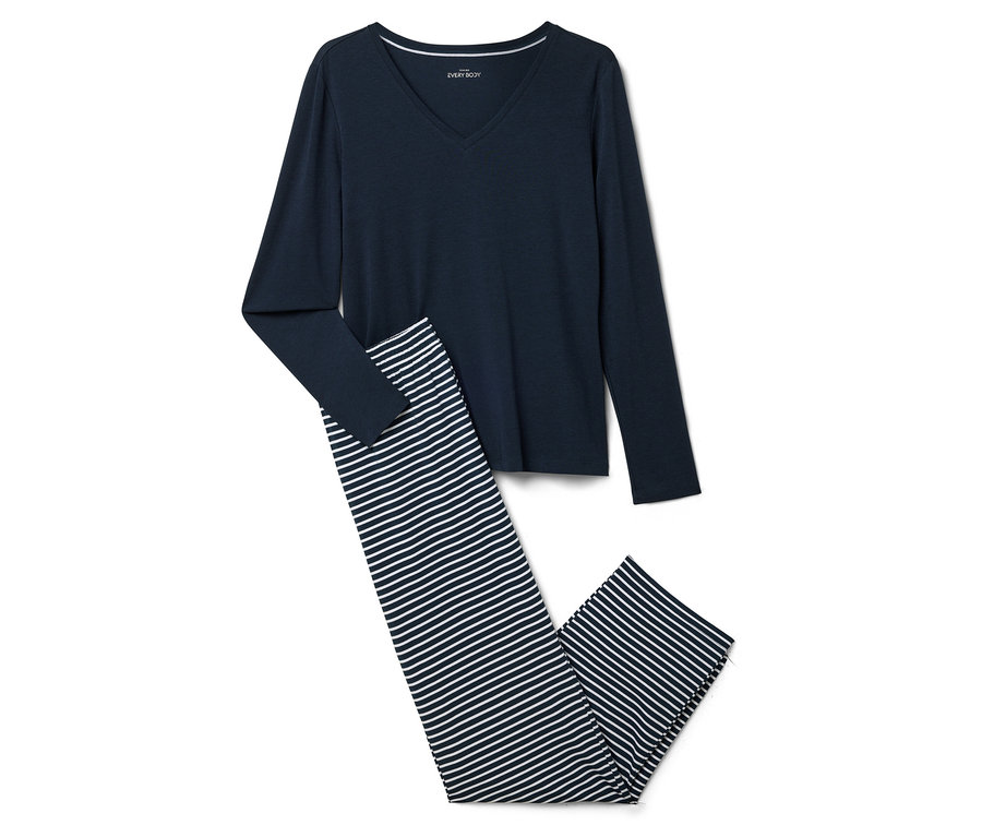 Lacivert uzun kollu pijama ve çizgili pantolon beyaz bir zeminde duruyor.