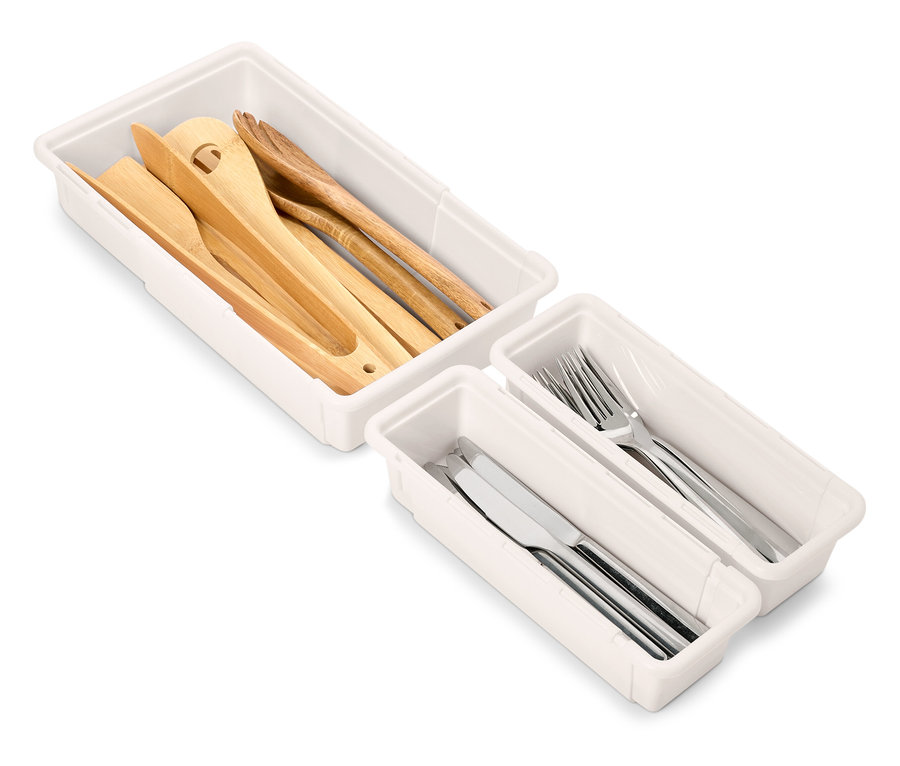 Ahşap ve gümüş mutfak eşyalarıyla birlikte beyaz çekmece düzenleyici setleri.