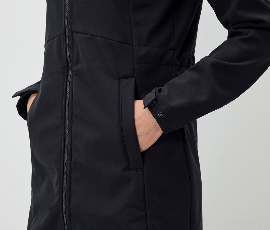 Siyah bir ceketin cebinde bir el.