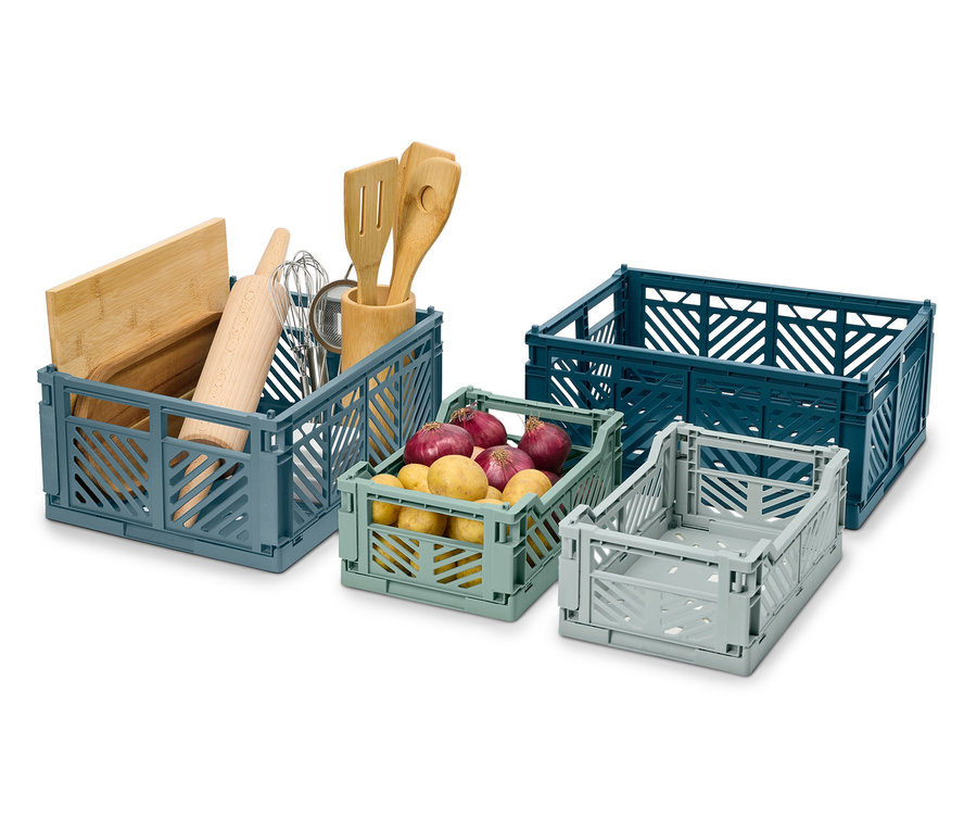 Farklı boyut ve renklerde dört adet katlanır kasa, birinde mutfak eşyaları, birinde patates var.