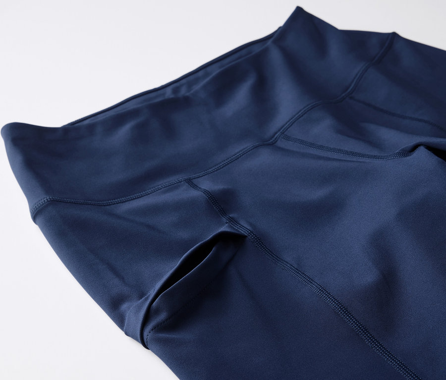 Yan cebi olan lacivert renkli 3/4 Trekking Taytı'nın yakın çekim görüntüsü.