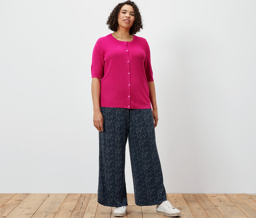 Kadın İnce Örgü Ketenli Hırka ve Baskılı Palazzo Pantolon, Lacivert-Krem Beyaz giyiyor.