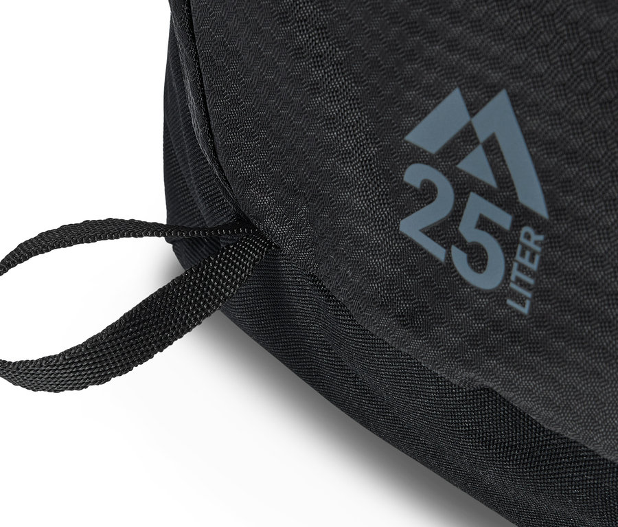 Siyah, 25 litrelik bir sırt çantasının taşıma sapının yakın çekimi.