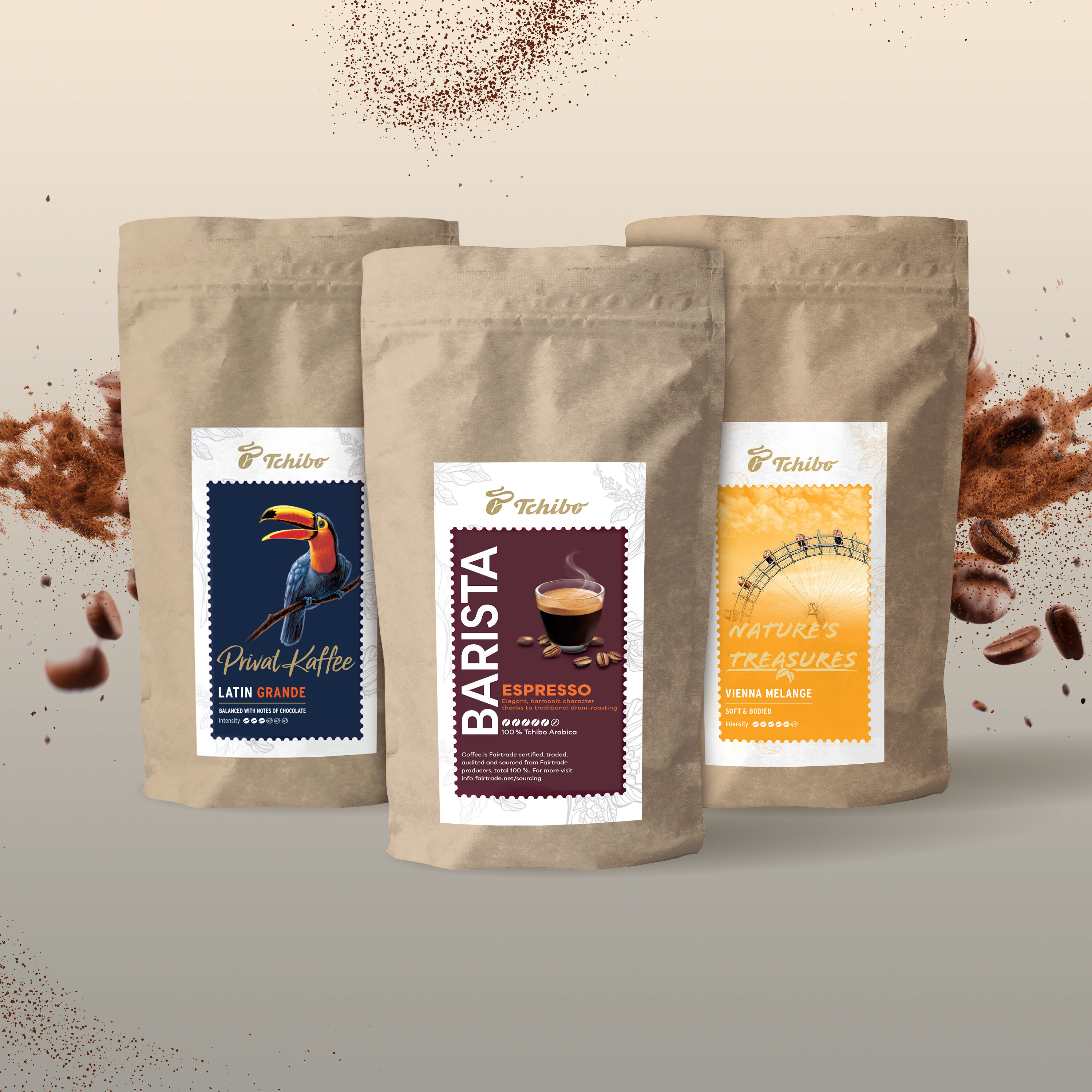 Açık bir arka plan üzerinde kahve çekirdekleri ve kahve tozu bulunan üç adet kahverengi Tchibo kahve paketi.