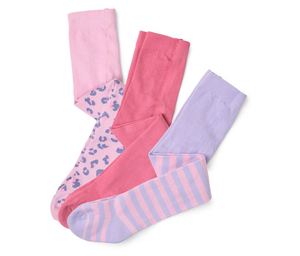 Üç çorap üst üste duruyor: biri açık pembe leopar desenli, biri pembe ve biri de lila çizgili.