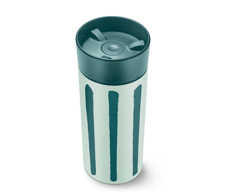 Çizgili Coffee-to-go Kupası beyaz bir yüzeyde duruyor.