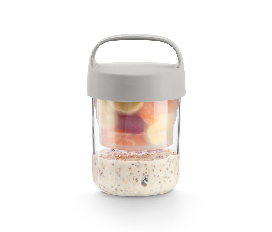 Meyve ve yulaf lapası ile dolu taşınabilir atıştırmalık kutusu.