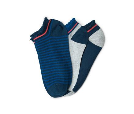 Üç çift spor çorabı.