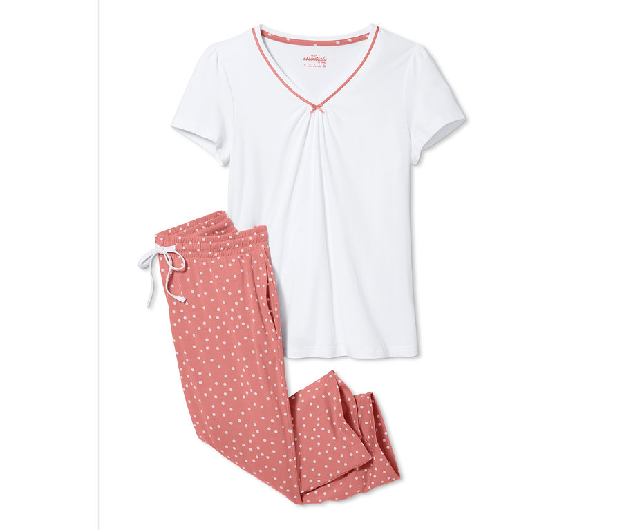 Beyaz tişört ve pembe puantiyeli 3/4 pantolon