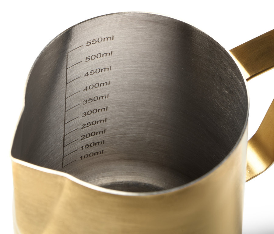 Hacim işaretli altın sütlüğün yakın çekimi.