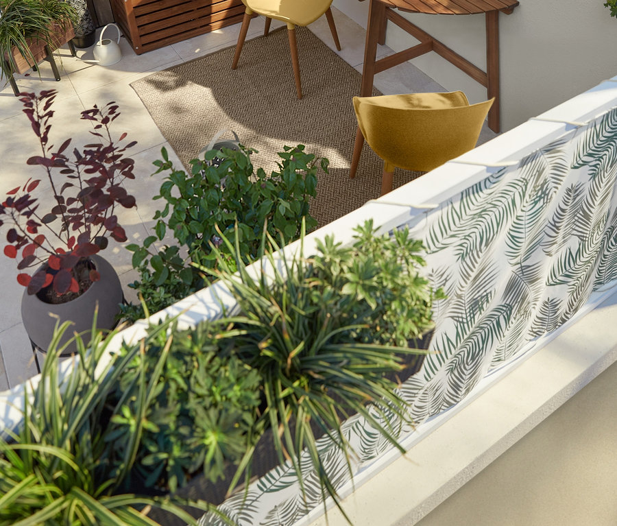 İki sarı bahçe sandalyesi, katlanan balkon masası, 3 Adet İskeletli Çiçek Kutusu, paravanlı balkon bankı ve balkon paravanı ve rüzgar koruması, baskılı ile döşenmiş bir balkon.