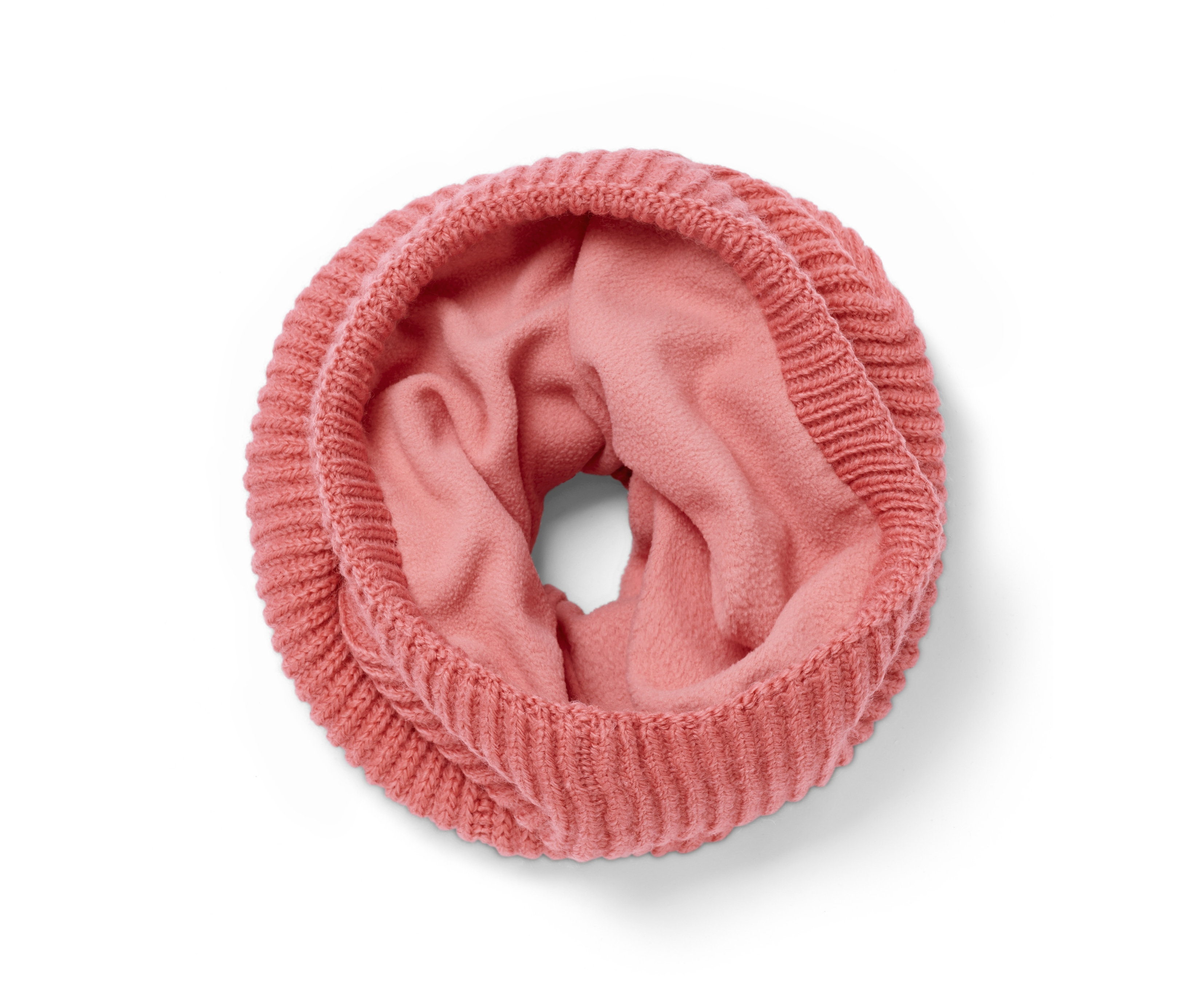 Örgü açık pembe yuvarlak atkının yakın çekim görüntüsü.