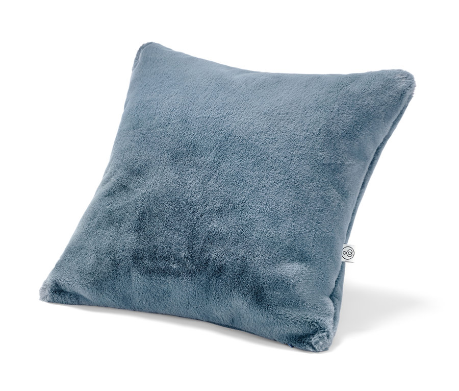 Mavi şarjlı ısıtma yastığı beyaz bir zeminde duruyor.