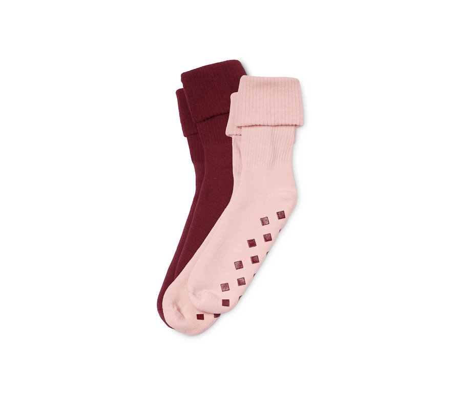 İki çift kaymaz çorap: bir çift bordo, bir çift pembe.
