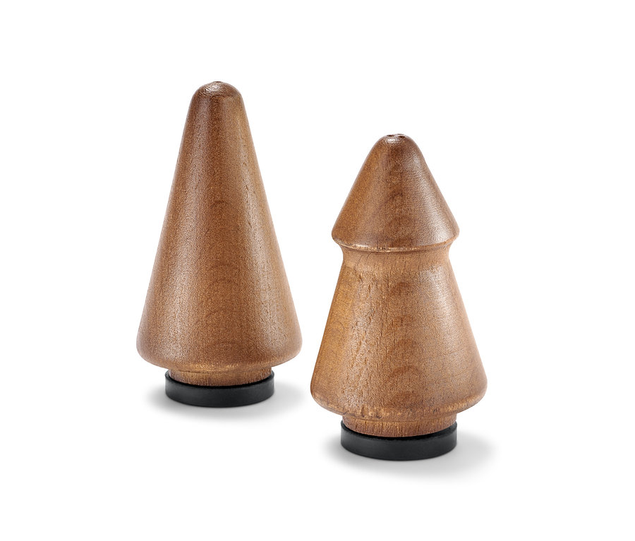 Konik şeklinde iki adet ahşap tuzluk ve biberlik beyaz bir arka planda yan yana duruyor.