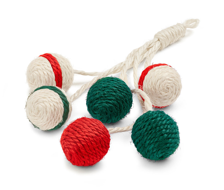 İple birbirine bağlanmış altı adet kırmızı, yeşil ve krem rengi Kedi Oyuncağı »Çıngırak«.