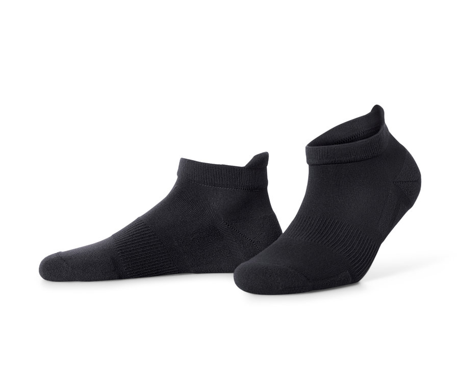 İki adet siyah, unisex profesyonel koşu çorabı.