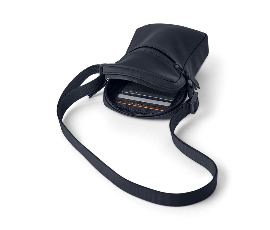 Lacivert renkli, askılı ve fermuarlı yağmur çantası, içinde kartlar görünüyor.