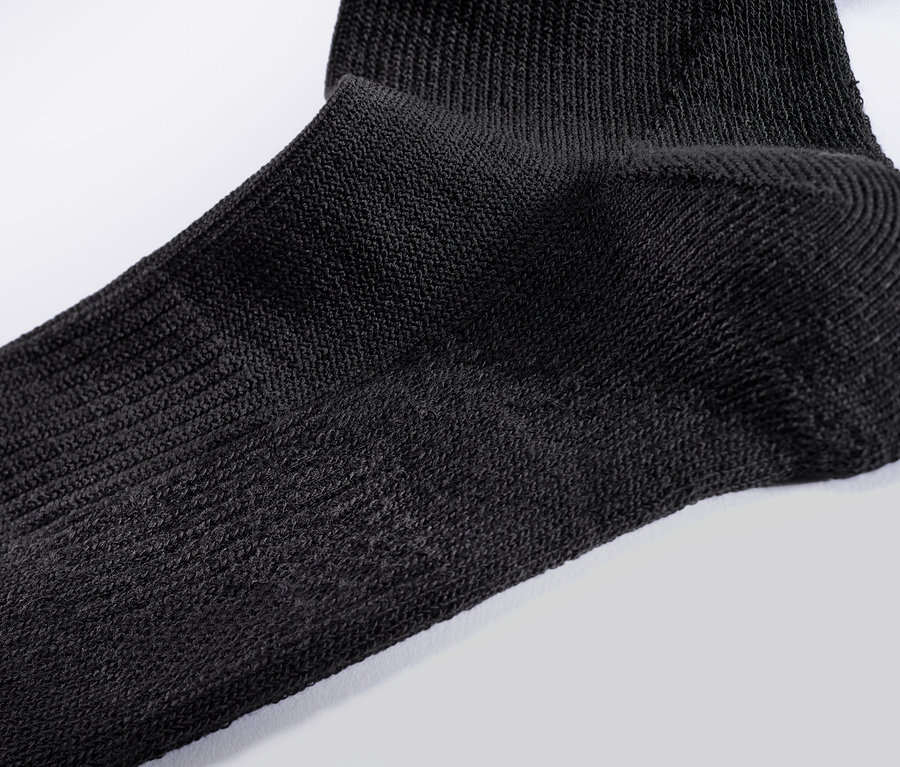 Siyah spor kompresyon çoraplarının yakın çekimi.