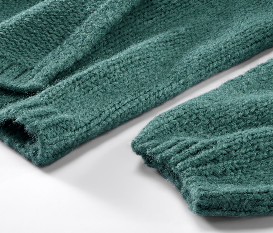 Kalın örgülü, açık, yeşil hırka detayı.