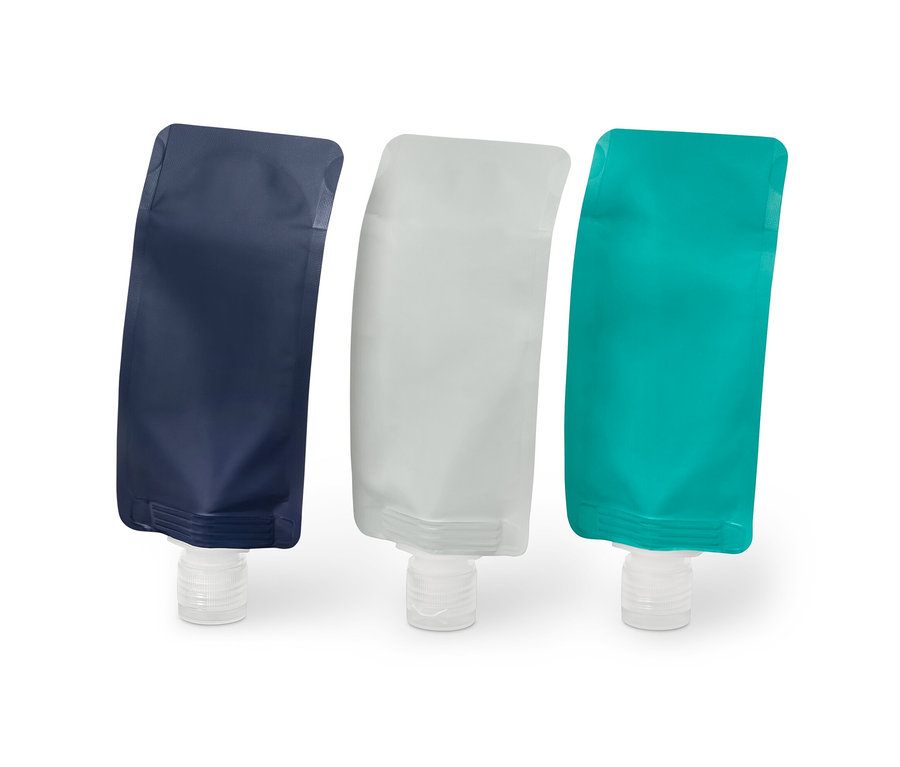 Mavi, gri ve turkuaz renklerde üç adet tekrar doldurulabilir seyahat şişesi.