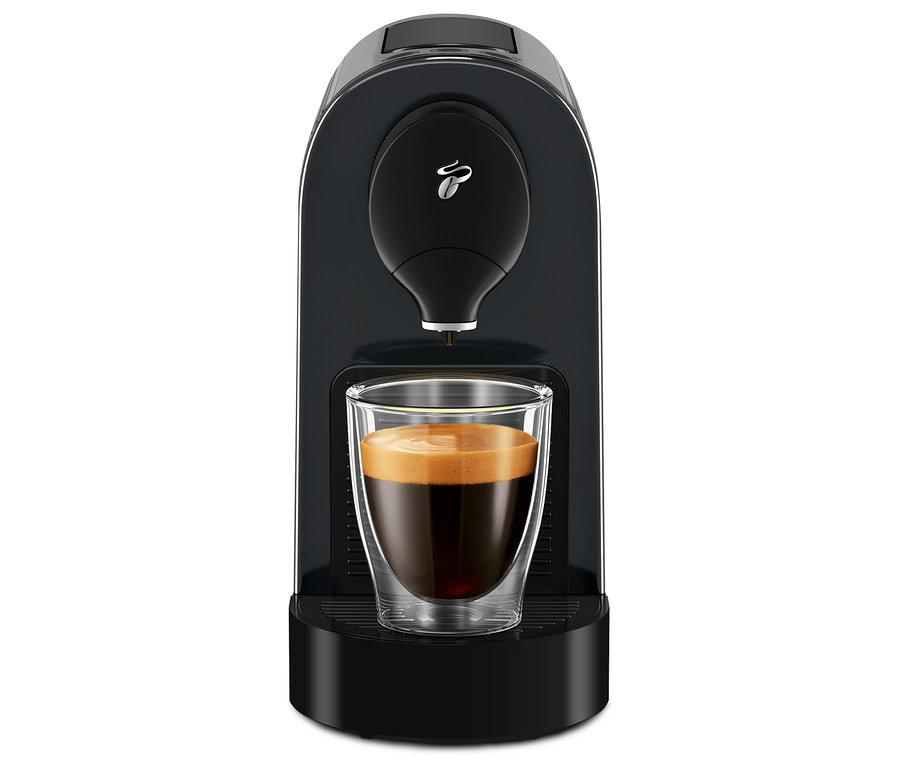 Siyah Cafissimo pure+ kahve makinesi ve bir fincan kahve.