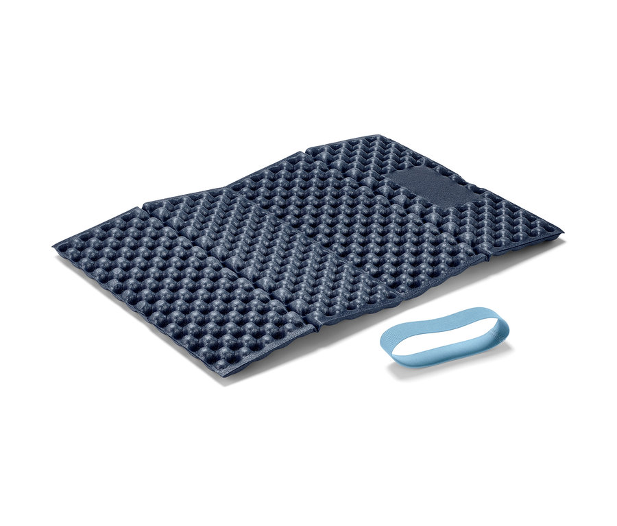 Beyaz arka planda açık mavi lastik bantlı, serilmiş mavi, katlanabilir termal minder.