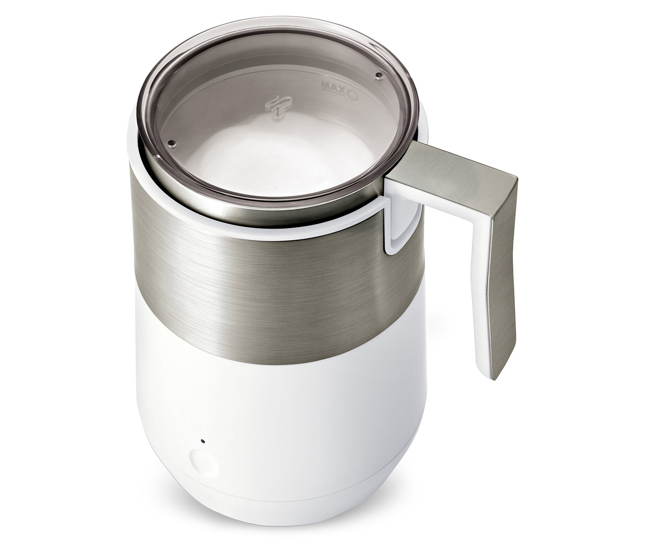 Ortasında paslanmaz çelik şerit bulunan krem rengi ve beyaz indüksiyonlu süt köpürtücünün yakın çekimi.