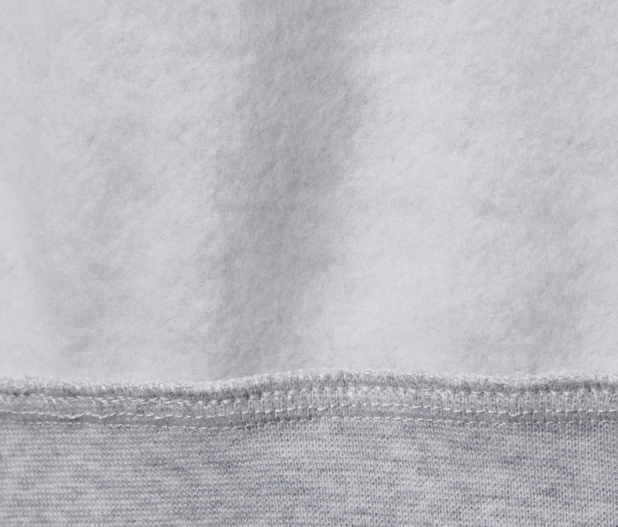 Gri sweatshirt'ün yakın çekimi.