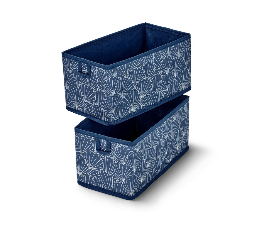 İki adet orta boy çekmece düzenleme kutusu üst üste duruyor. Kutular mavi ve beyaz desenli.