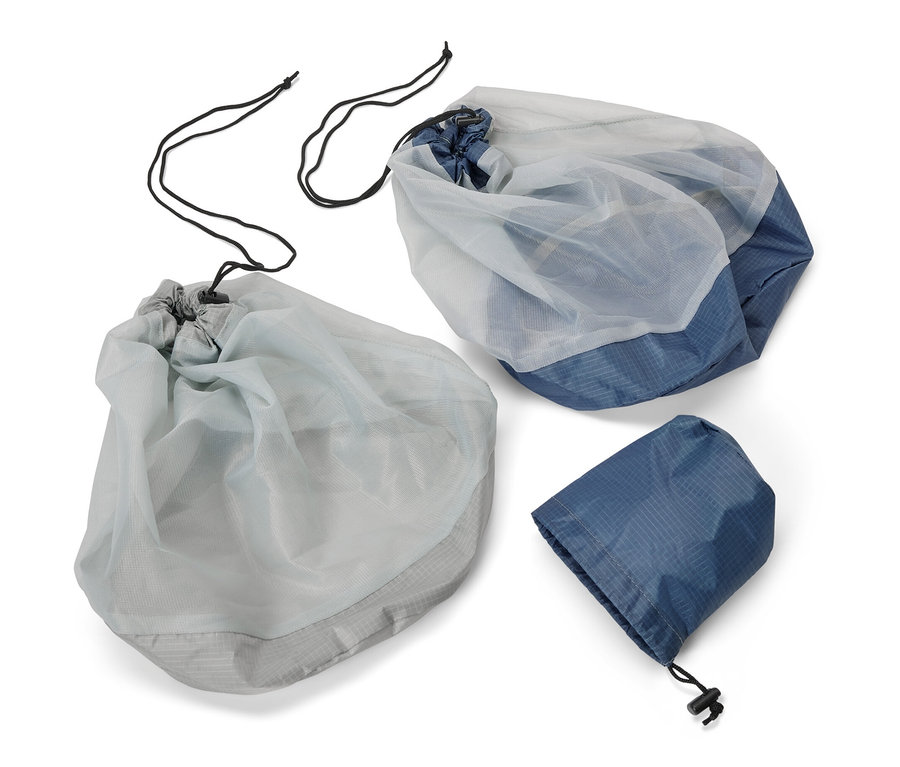 İki adet outdoor file çanta ve bir adet rulo yapılmış çanta.