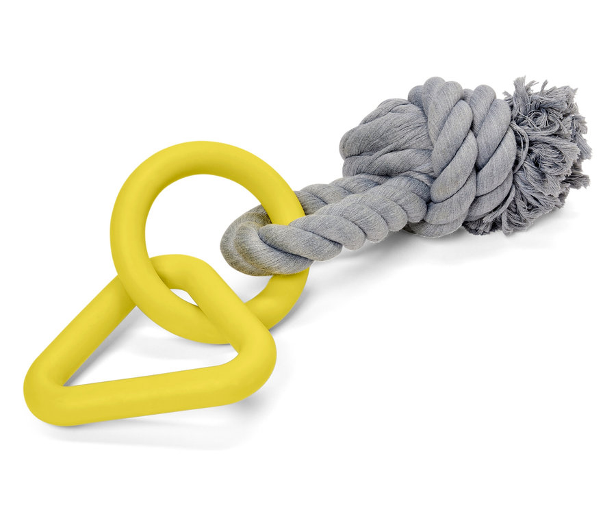 Kauçuk halkaları ve halat düğümü olan sarı-gri köpek oyuncağı.