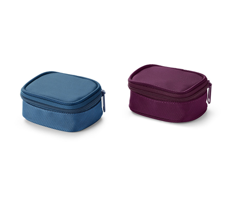 Fermuarlı iki adet mini seyahat düzenleme çantası, bir mavi ve bir mor.