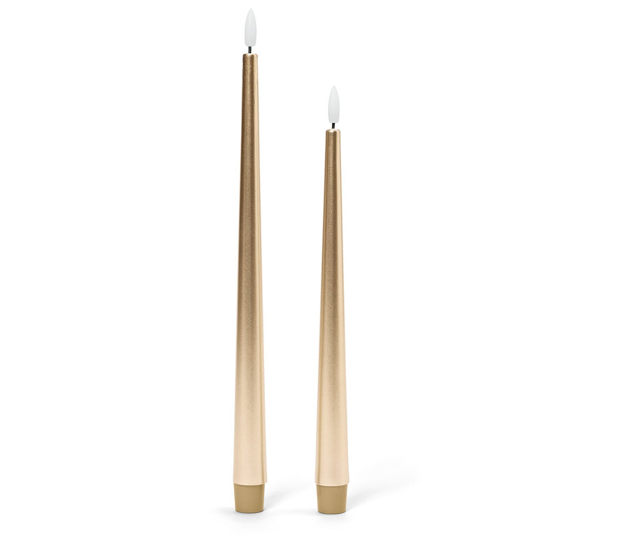 Beyaz alevli, farklı yüksekliklerde iki adet altın rengi konik mum.