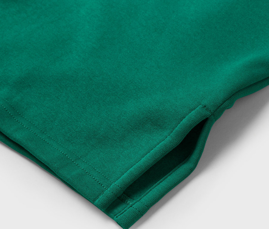 Cepli yeşil bir tişörtün detayı.