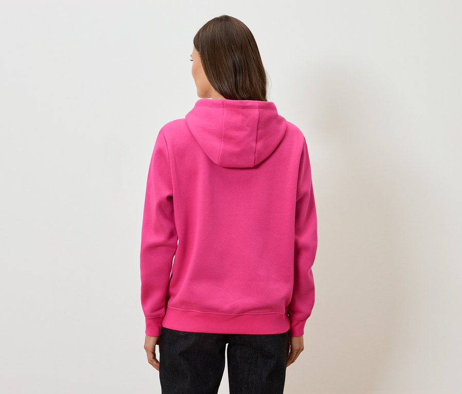 Kahverengi saçlı bir kadının pembe kapüşonlu ve siyah pantolonlu arkadan görünüşü.