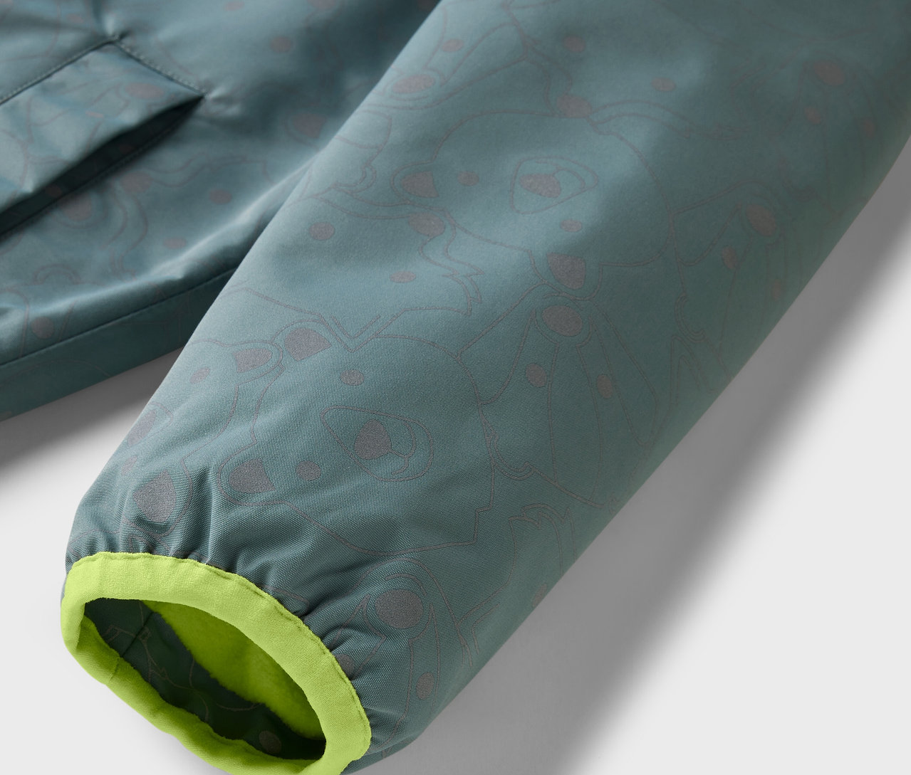 Reflektörlü çocuk termo yağmurluğunun detayı.